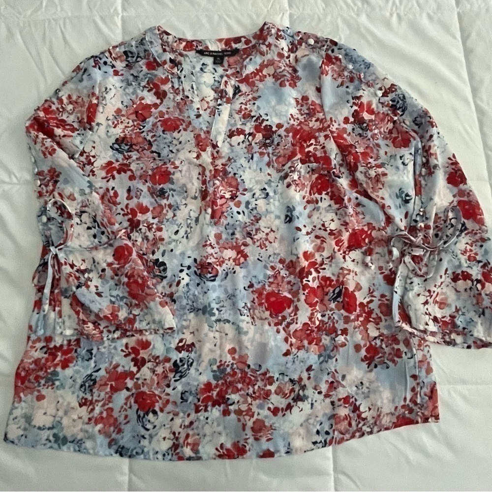 Zac and Rachel Petite Floral Blouse with Covered Buttons & Tie on Sleeves. Sz PL